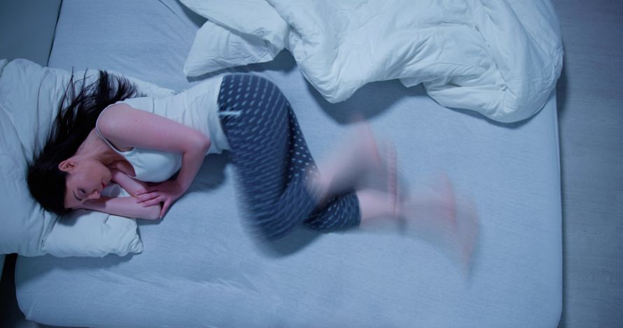 Schlafende Frau mit Restless Legs Syndrom