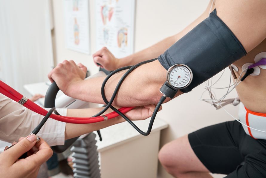 Messung des Blutdrucks während Belastungs-EKG
